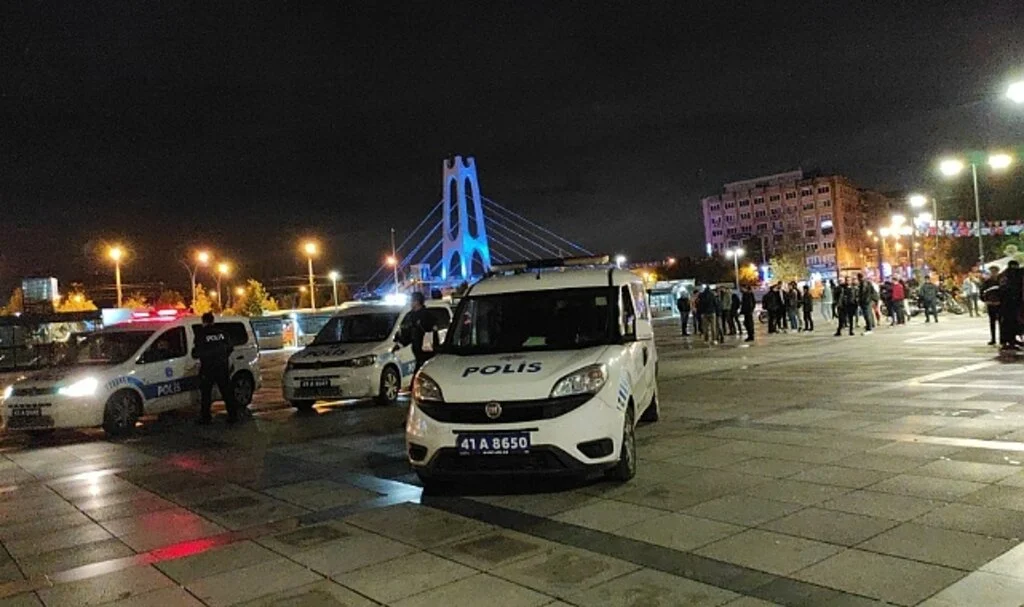Kentin göbeğinden tekme tokat birbirlerine girdiler