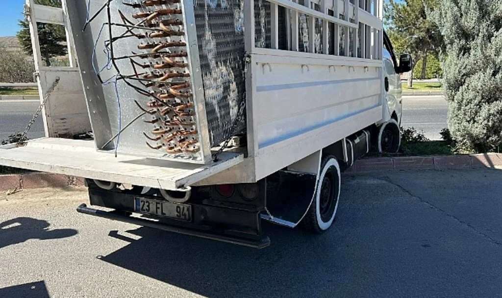 Kesimhaneden 1 milyon lira değerinde soğutucu çalan 3 şüpheli, kaçmaya çalışırken yakalandı