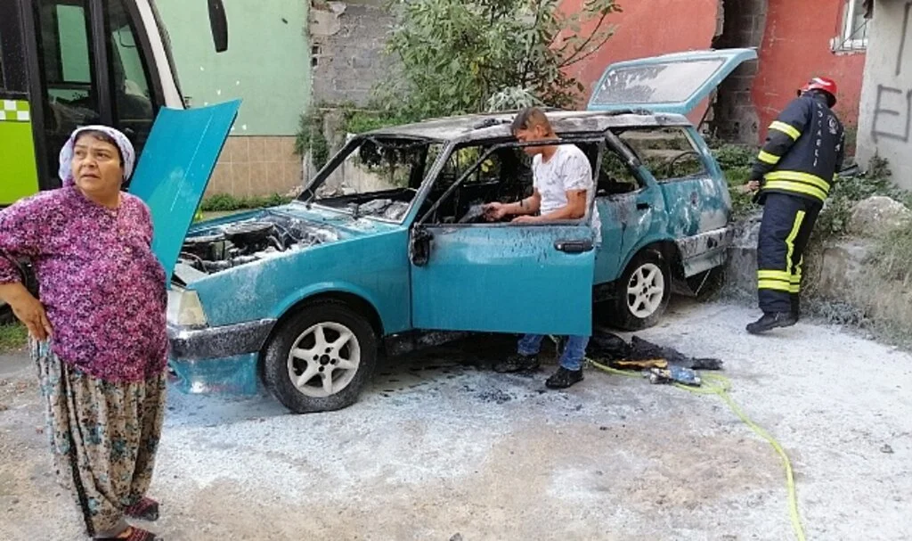 Kibritle oynayan çocuk otomobili yaktı