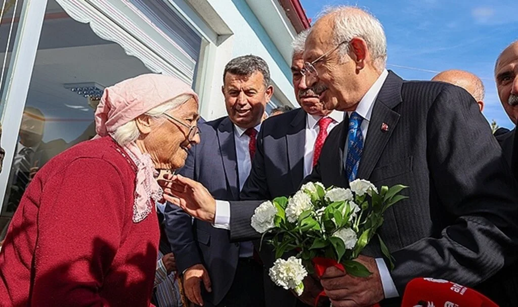 Kılıçdaroğlu Yozgat'ta Yaşlı Bakımevini Ziyaret Etti
