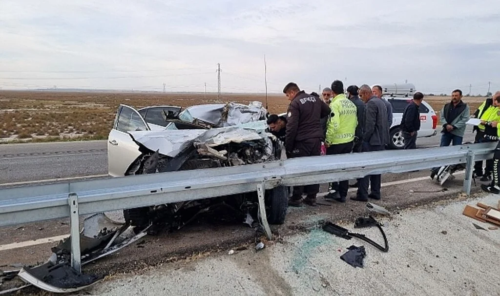 Kimi arabanın üzerine çıktı, kimi levyeyle ayırmaya çalıştı
