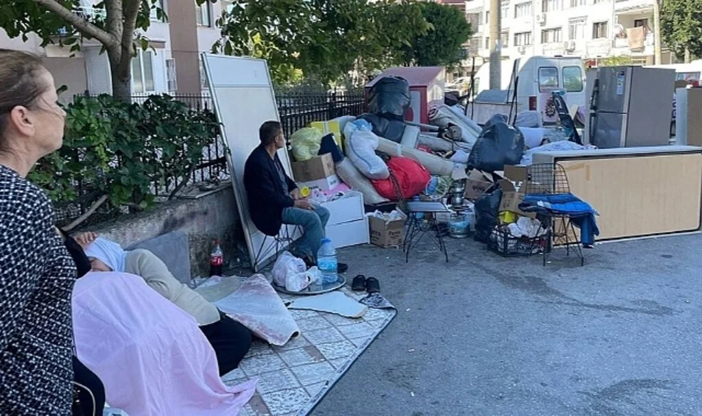 Kiracı kadın, eşyalarını dışarı atan ev sahibinden şikayetçi oldu
