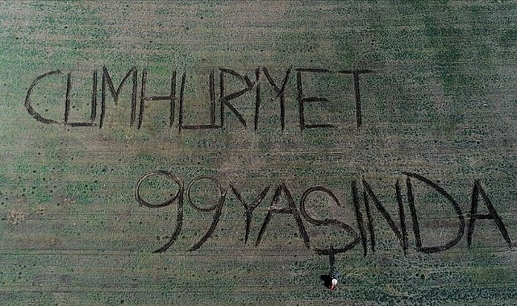 Kırklareli'nde bir çiftçi tarlasına traktörüyle "Cumhuriyet 99 yaşında" yazdı