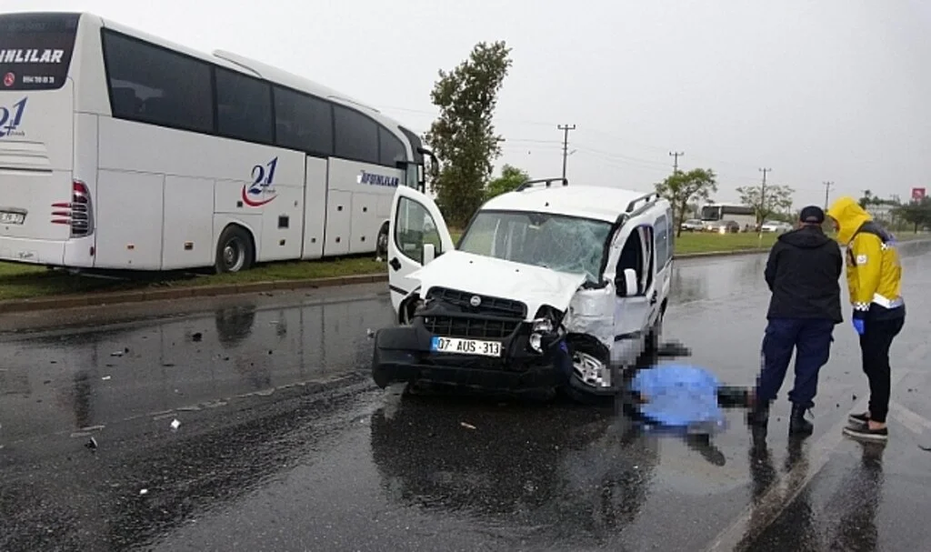 Kırmızı ışık ihlali yapan yolcu otobüsü hafif ticari araca çarptı: 1 ölü, 1 yaralı