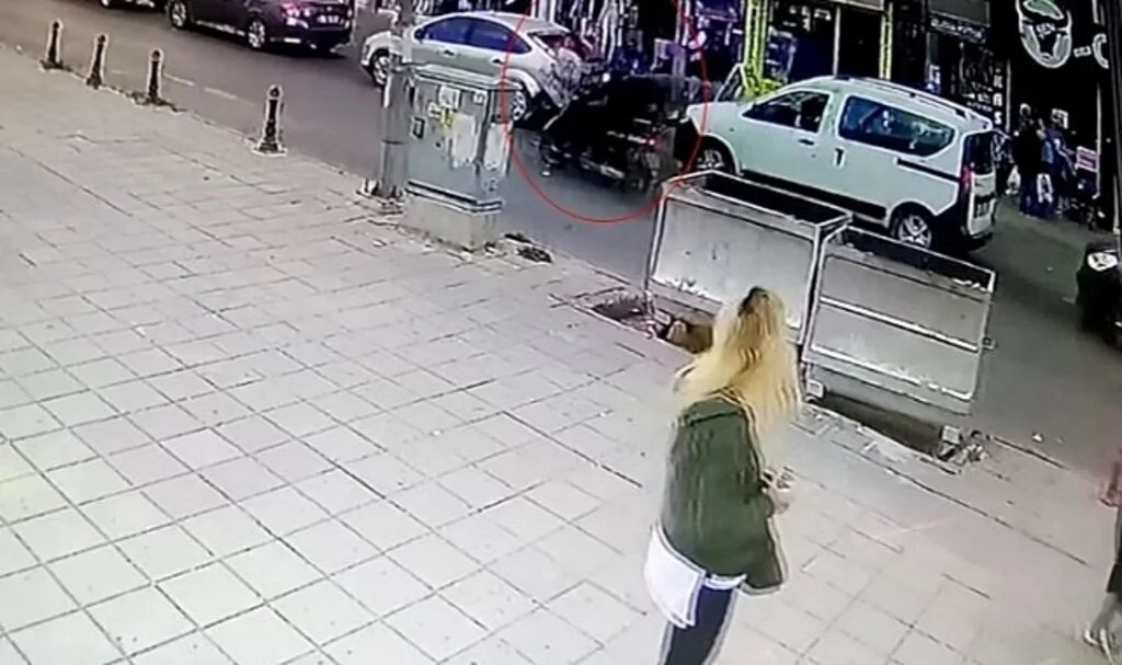 Kırmızı ışıkta hatalı sollama yapan motosikletlinin yayaya çarptığı kaza kamerada: 2 yaralı