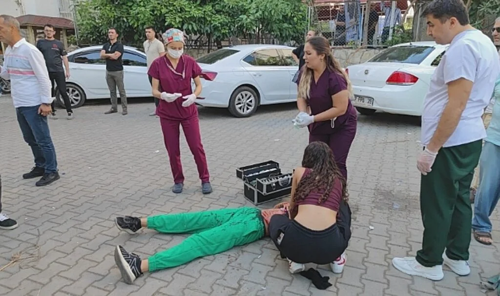 Kız öğrencilerin kavgasına baba da dahil oldu: 3 yaralı