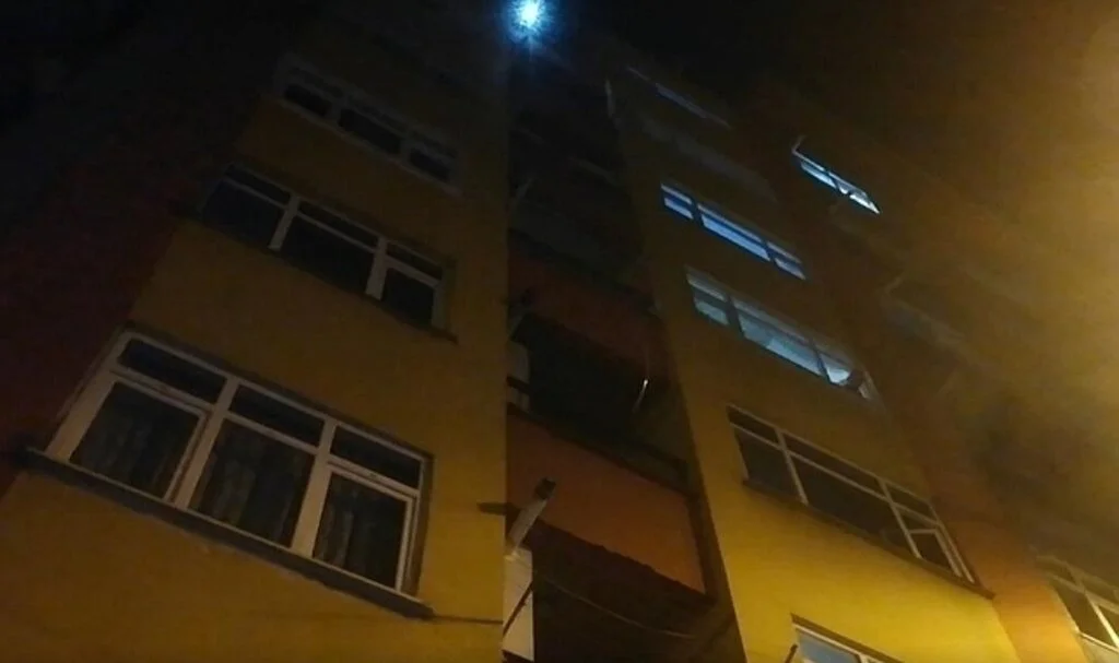 Kızını camdan attığı iddia edilen kadına 'cezai sorumluluğu tam' raporu verildi