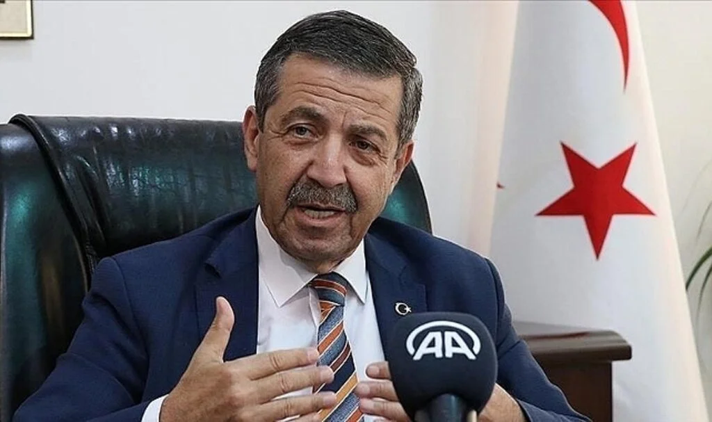 KKTC Dışişleri Bakanı'ndan Rum kesimindeki maçta Türk bayraklarının alınmasına tepki