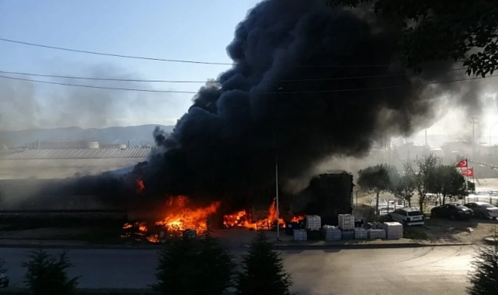 Kocaeli'de bir petrol firması alev alev yanıyor