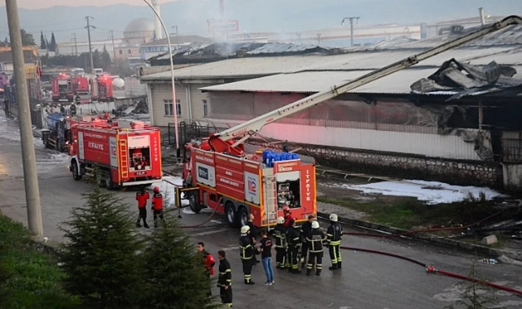 Kocaeli'de petrol firmasında çıkan yangın güçlükle söndürüldü