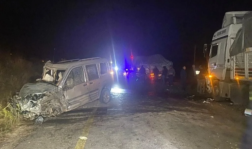 Kontrolden çıkan araç iki tırla çarpıştı: 1 ölü, 1 yaralı