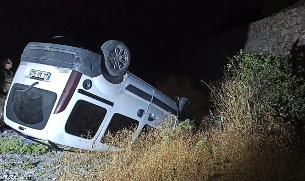 Kontrolden çıkan hafif ticari araç takla attı : 2 yaralı