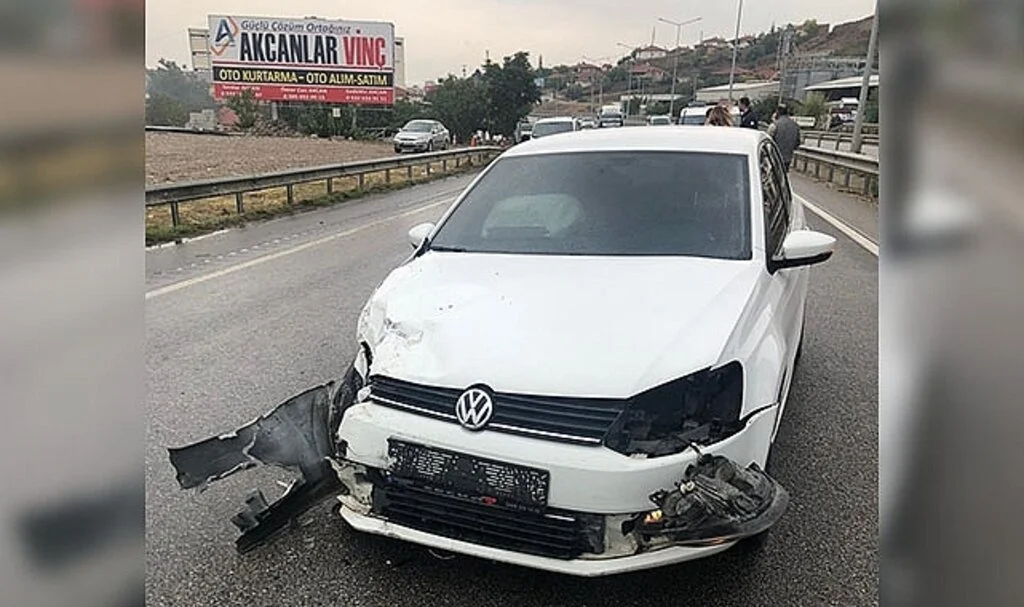 Kontrolden çıkan otomobil bariyerlere çarptı: 1 yaralı