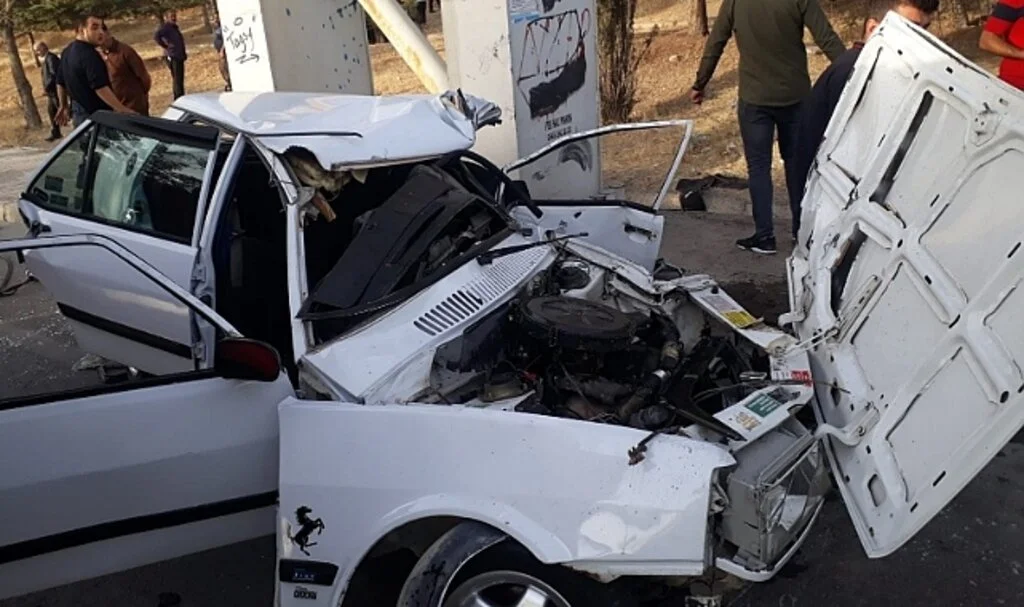 Kontrolden çıkan otomobil üst geçit direğine çarptı: 2 yaralı