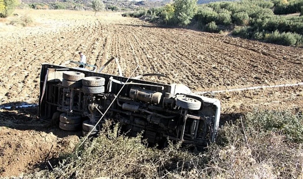 Kontrolden çıkan süt kamyoneti tarlaya uçtu: 1 yaralı