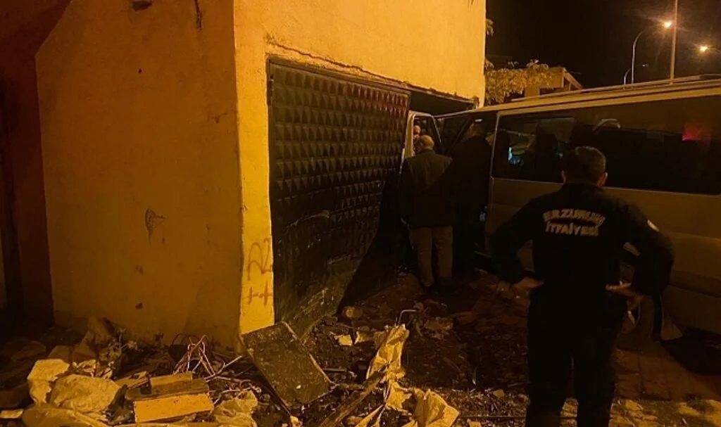 Kontrolden çıkan ticari araç garaja girdi