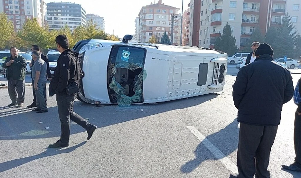 Konya'da okul servisi ile otomobil çarpıştı: 17 yaralı