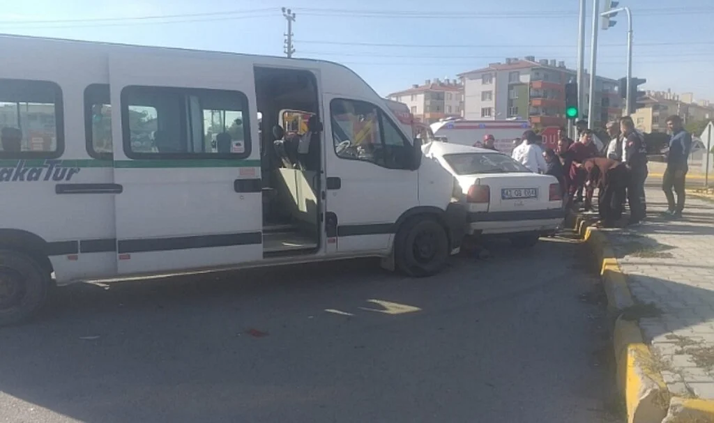 Konya'da servis minibüsü ile otomobil çarpıştı: 2 yaralı