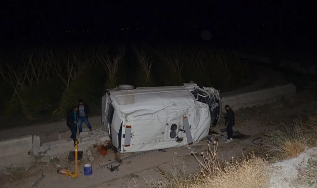 Konya'da takla atan minibüsün sürücüsü yaralandı