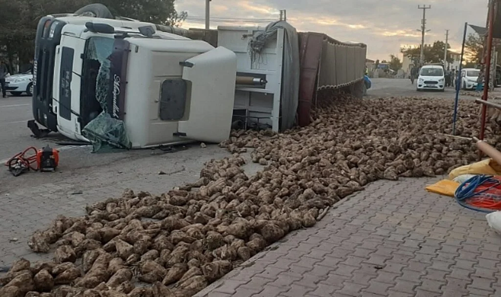 Konya’da tır devrildi, sürücüsü öldü