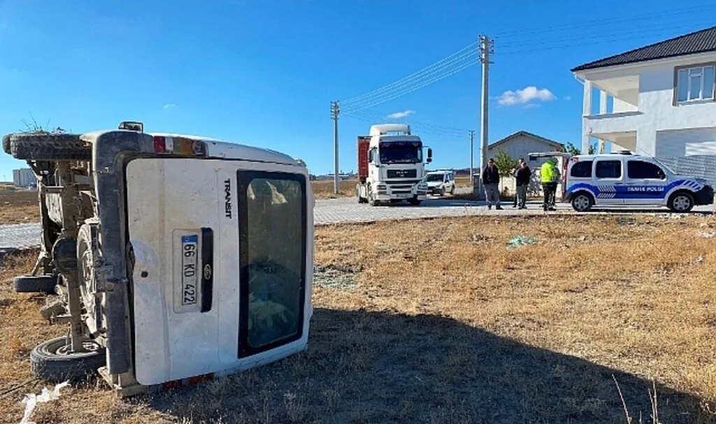 Konya’da tır ile minibüs çarpıştı: 3 yaralı