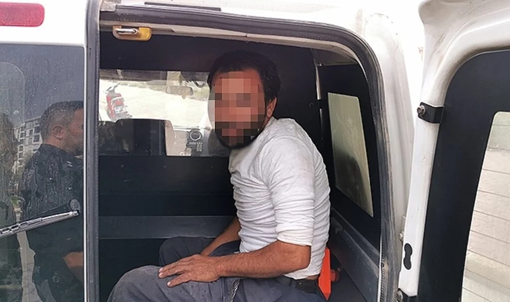 Köpekleri çuvala koydu, müdahale eden polise saldırdı