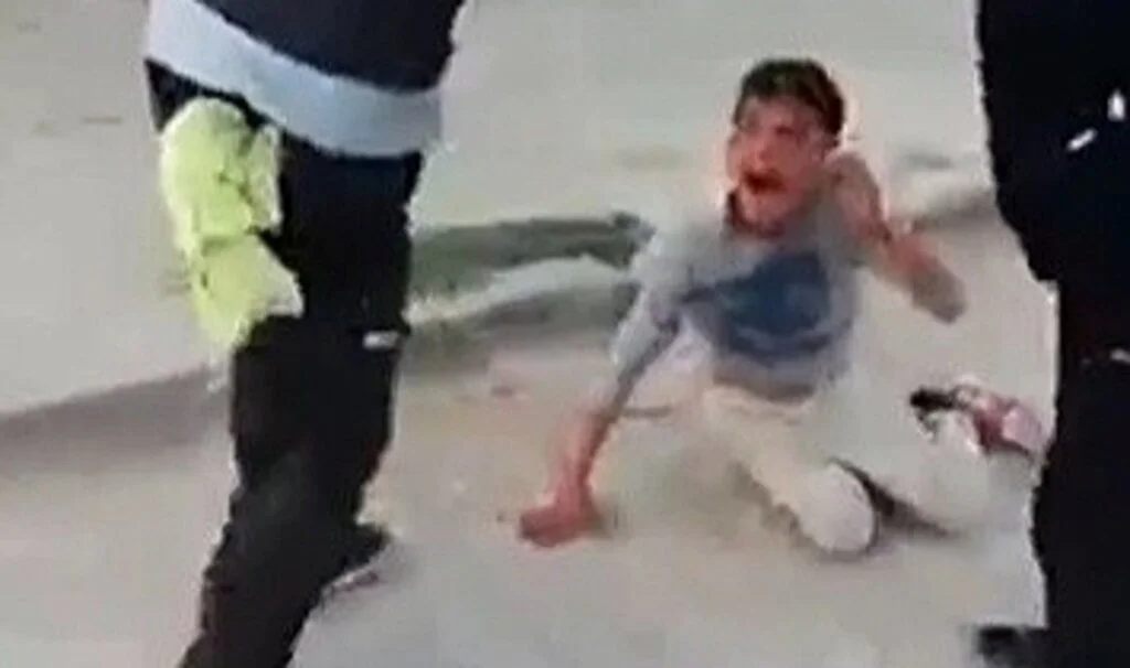 Küçük çocukları tekme tokat dövdü