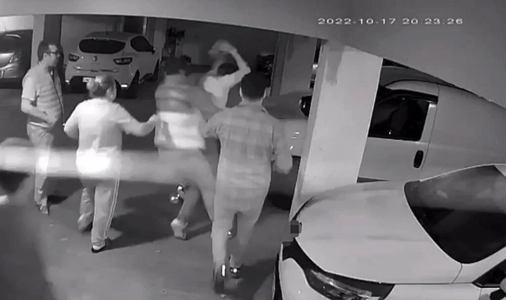Kundaklamadan önce annesiyle otoparka gidip aracın camını kırmış
