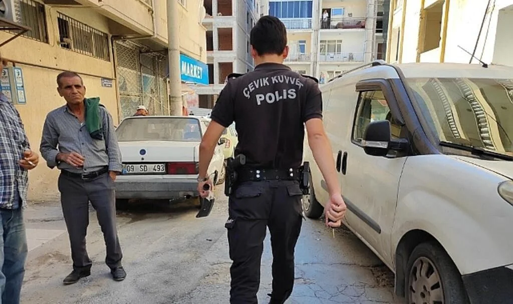 Kuşadası’nda satırlı bıçaklı kavga: 2 yaralı