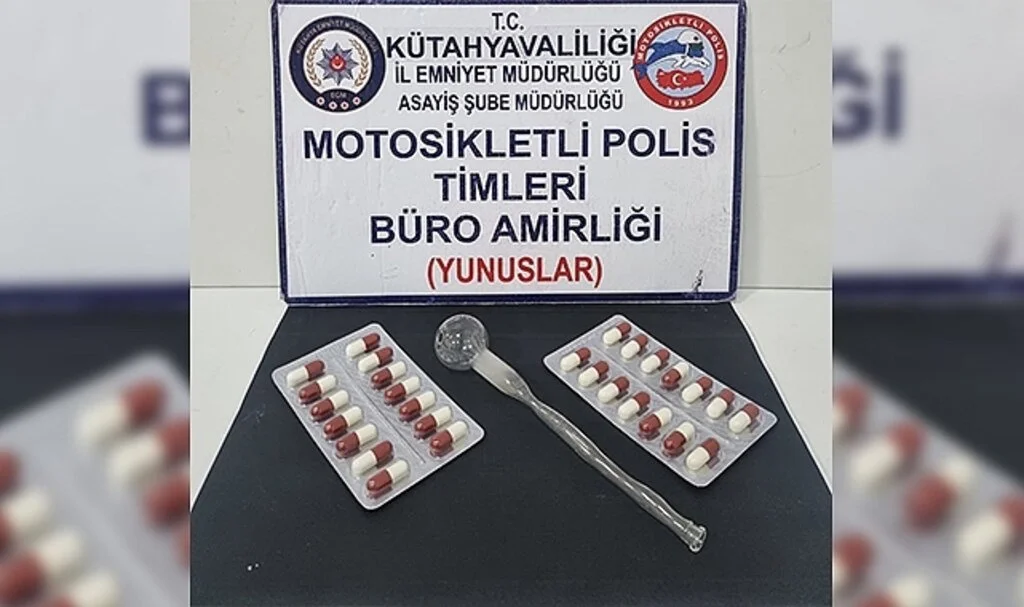 Kütahya’da çalıntı motosikletin üzerindeki 2 kişide uyuşturucu bulundu