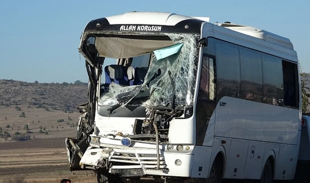 Kütahya'da işçi servisi ile pancar yüklü traktör çarpıştı: 13 yaralı