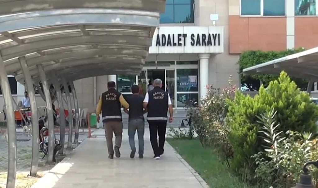 Kuyumcudan çaldığı altın ve paralarla yakalandı