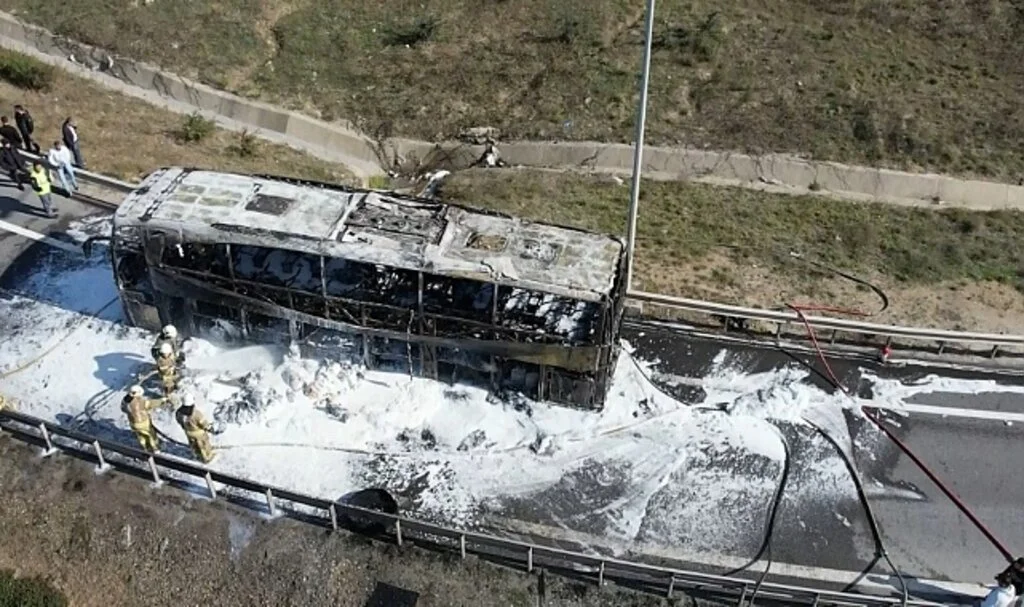Kuzey Marmara Otoyolu’nda yanan yolcu otobüsü alev topuna döndü