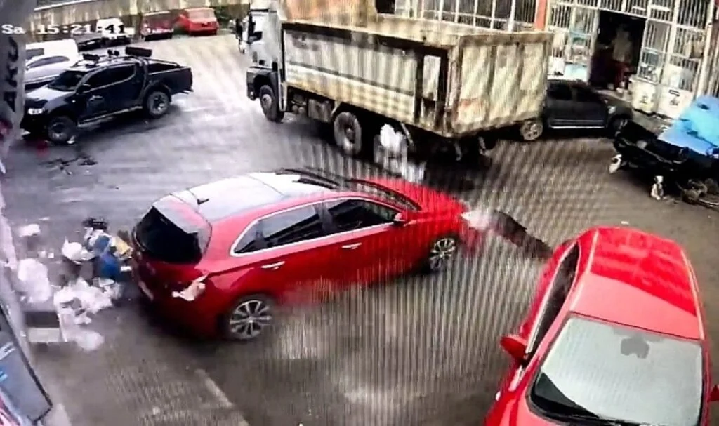Lastiği patlayan kamyon park halindeki aracın aksamlarını paramparça etti