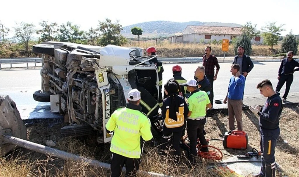 Lastiği patlayan süt kamyoneti yan yattı: 1 yaralı