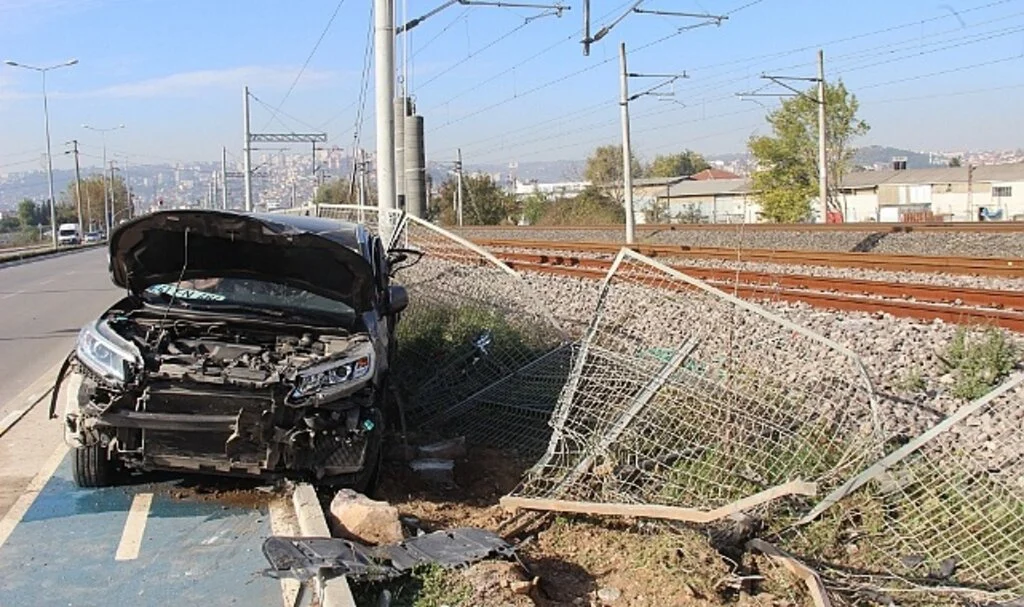 Lüks araç, tren raylarına girmekten son anda kurtuldu