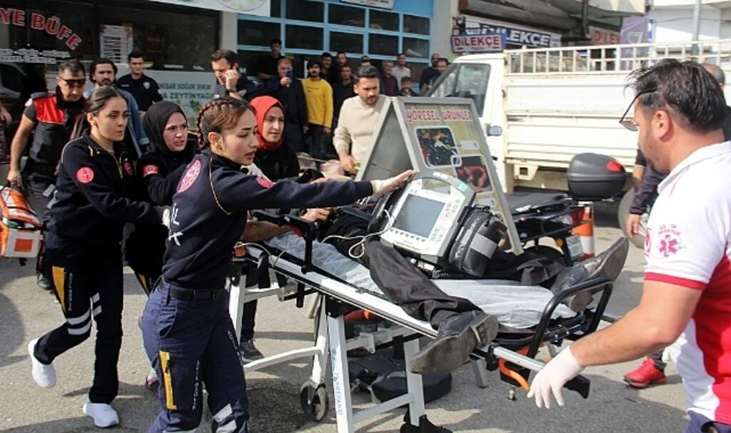 Mahkemeden çıktı adliye önünde davalı oldukları gencin babasını öldürdü