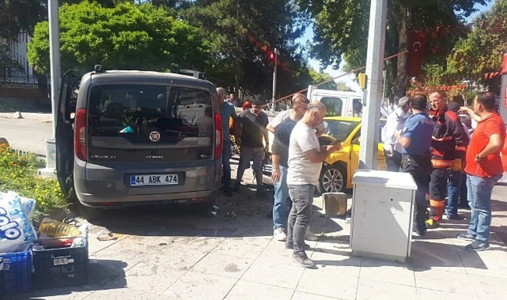 Malatya’da hafif ticari araç otomobille çarpıştı: 6 yaralı
