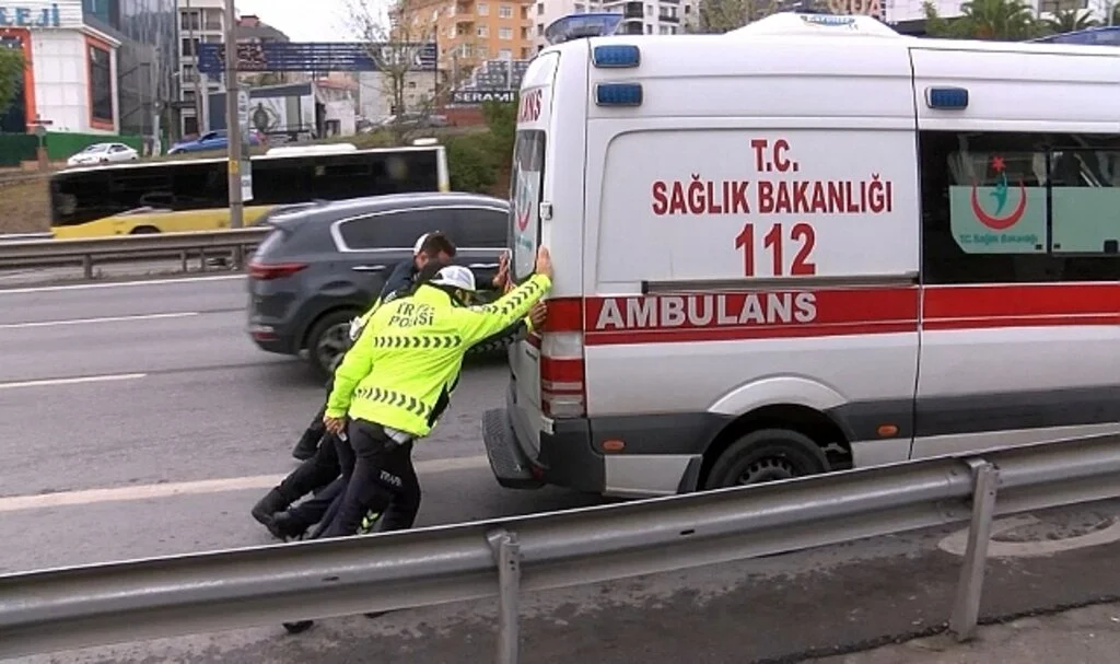 Maltepe’de ambulans ile otomobil çarpıştı: 3’ü sağlık personeli 4 yaralı