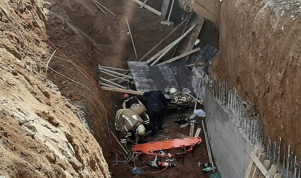 Maltepe’de istinat duvarı çöktü, iki işçi göçük altında kaldı