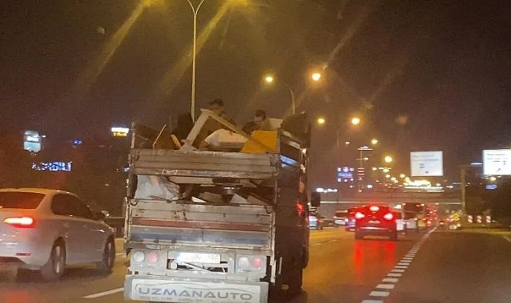 Maltepe'de kamyonet kasasında tehlikeli yolculuk: Sohbet eşliğinde sigara içtiler