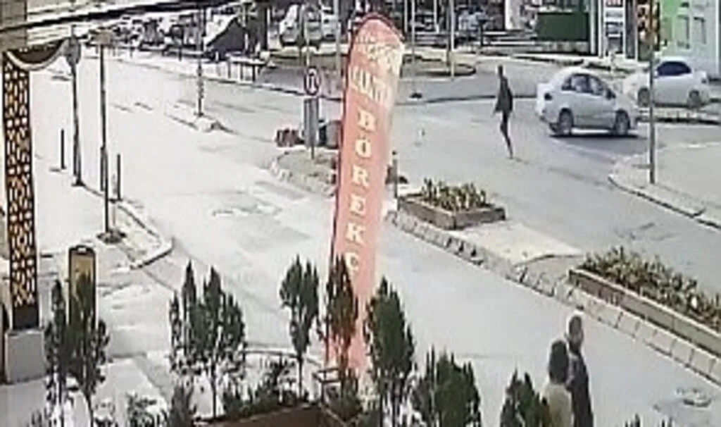 Maltepe’de kırmızı ışıkta geçti, motokuryeye çarpıp kaçtı