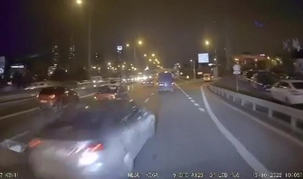 Maltepe'de makas atan otomobilin araca çarpıp kaçtığı anlar kamerada