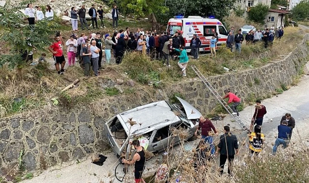 Maltepe’de otomobil dereye uçtu: 4 yaralı