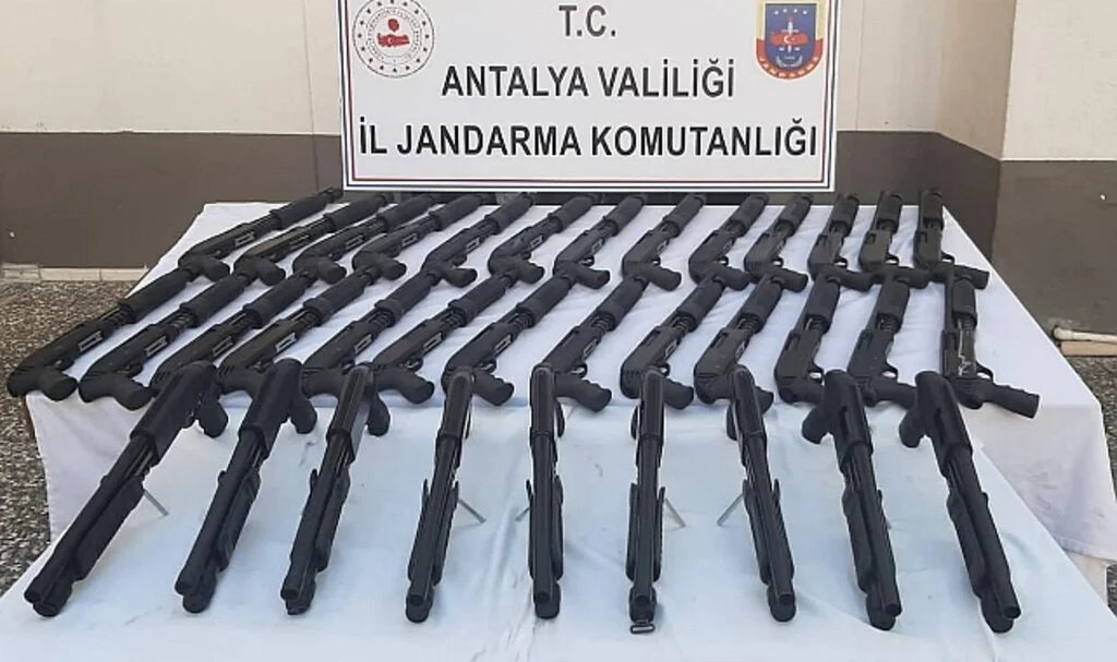 Manavgat'ta 35 adet pompalı tüfek ele geçirildi