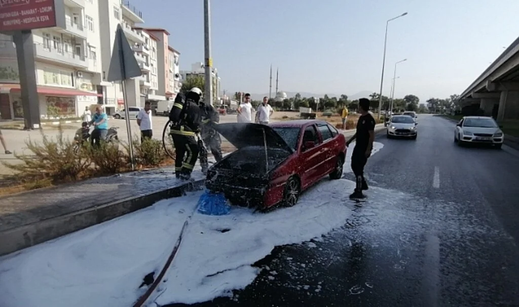 Manavgat’ta hareket halindeki otomobil yandı