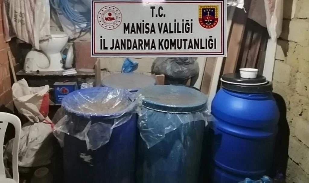 Manisa'da litrelerce kaçak rakı ve şarap ele geçirildi