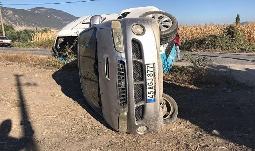 Manisa'da öğrencileri taşıyan midibüs ile otomobil çarpıştı: 2 yaralı