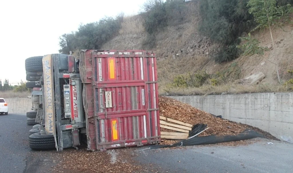 Manisa’da talaş yüklü tır devrildi: 1 yaralı