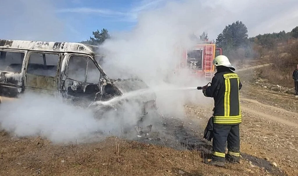 Mantar toplamak için ormana gittiler, park halindeki minibüsleri alev alev yandı